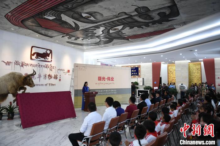 圖為《曙光·偉業(yè)——五四運動與中國共產(chǎn)黨的成立》“七一”特展開幕儀式現(xiàn)場。　貢嘎來松 攝