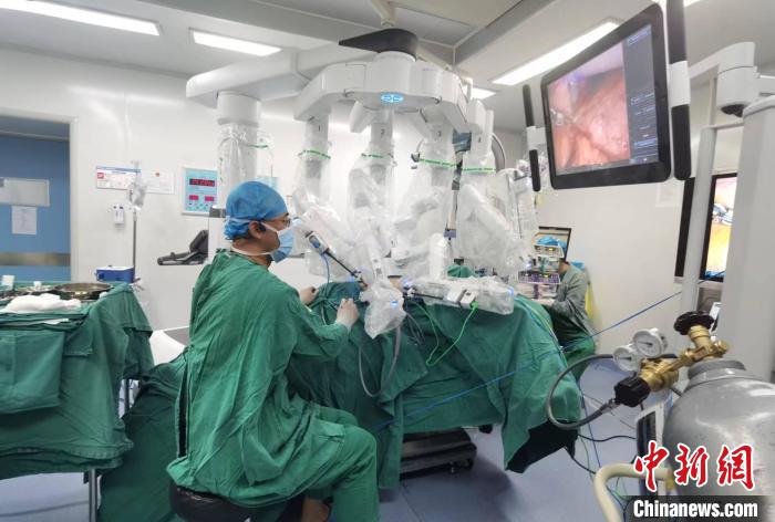 圖為援藏主任郝一昌協(xié)助進行達芬奇機器人手術?！∥鞑刈灾螀^(qū)人民醫(yī)院供圖