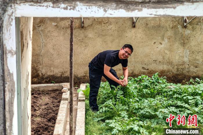 移民管理警察羅忠江在公珠湖執(zhí)勤點的大棚內(nèi)?！↓埿▲P 攝