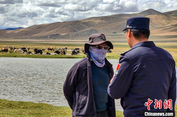 資料圖為民警何宗源在公珠湖了解牧民情況?！↓埿▲P 攝