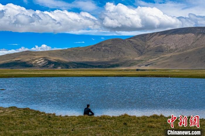 資料圖為執(zhí)勤民警何宗源在公珠湖畔濕地留影?！↓埿▲P 攝