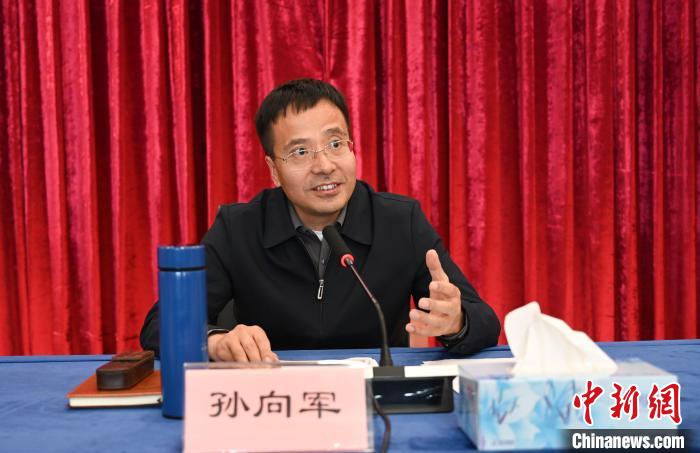圖為西藏自治區(qū)黨委宣傳部副部長、自治區(qū)社科院黨組書記孫向軍主持活動?！≮w朗 攝