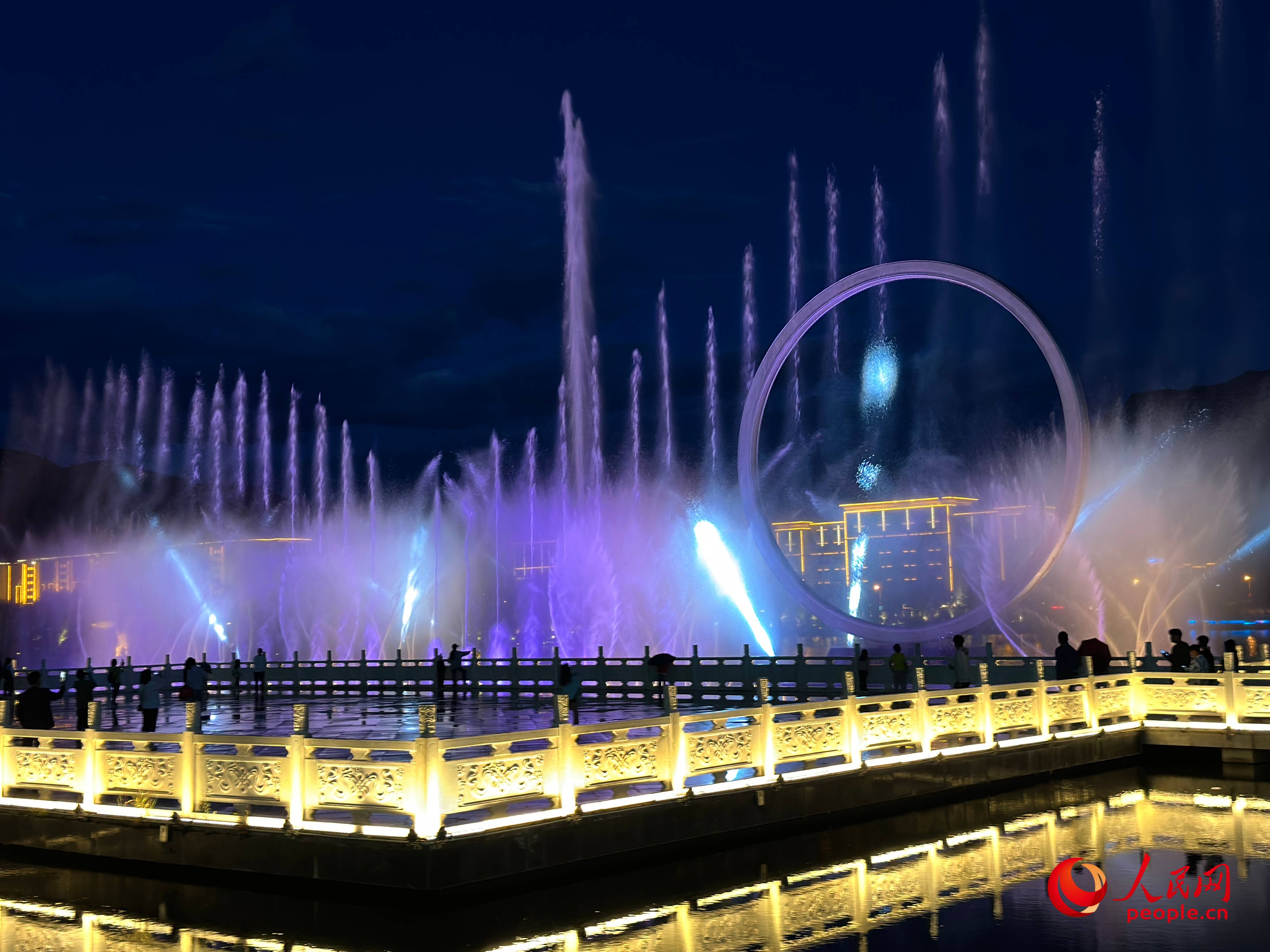 工布公園的音樂水秀噴泉，吸引市民和游客前來拍照打卡。人民網 周靜圓攝