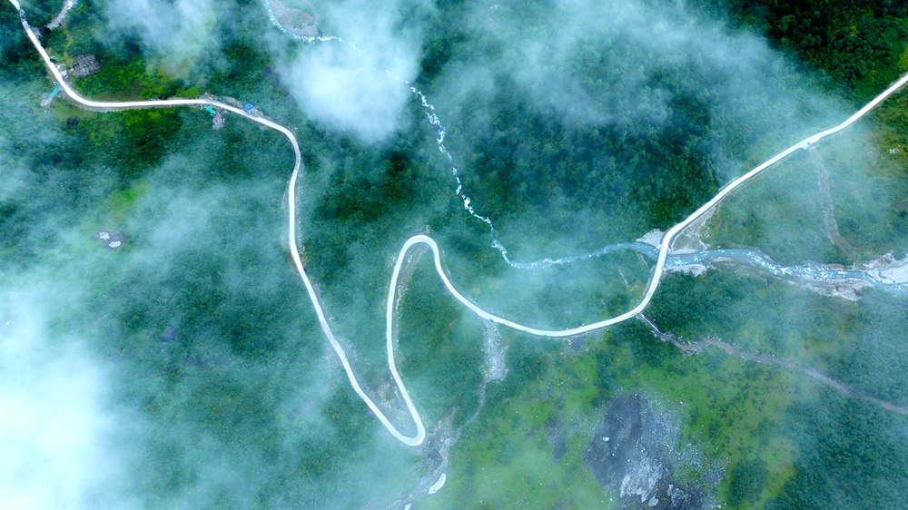 青山綠水生態(tài)優(yōu)。益西曲批攝