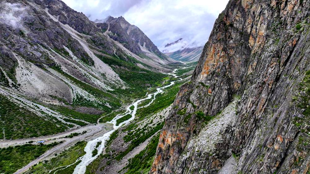 磅礴的河流滋養(yǎng)著山間草木。張澤坤攝