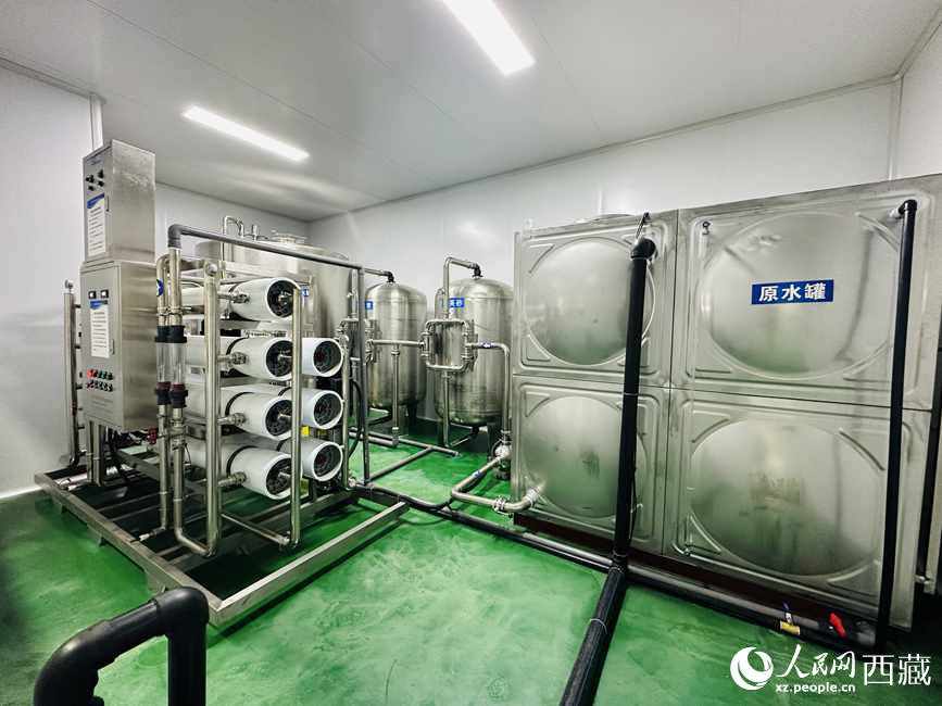 “色達(dá)牙泉”礦泉水（桶裝水）生產(chǎn)加工基地。人民網(wǎng)記者 次仁羅布攝