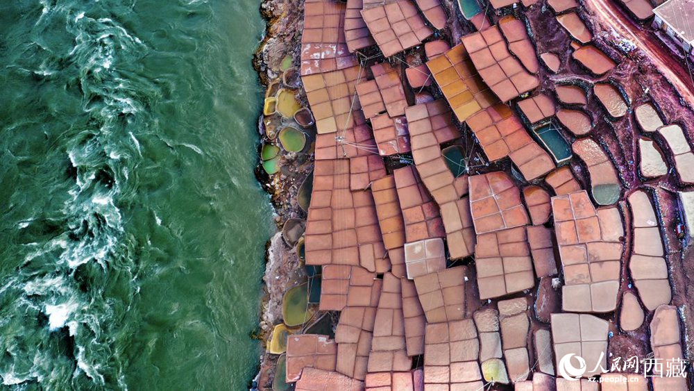 拍攝位于瀾滄江畔的鹽井古鹽田。人民網(wǎng)記者 次仁羅布攝