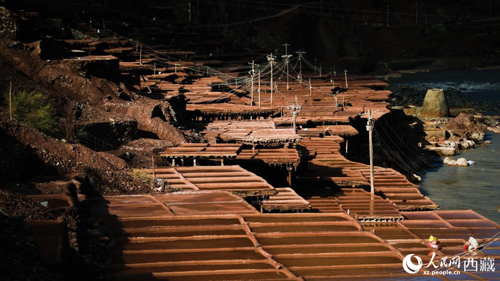 大大小小數(shù)千塊鹽田，形成一道絕美的風(fēng)景線。人民網(wǎng)記者 次仁羅布攝