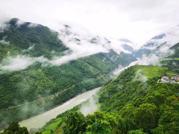 幾代建設(shè)者，歷經(jīng)半個(gè)多世紀(jì)完成！這是一條怎樣的公路？