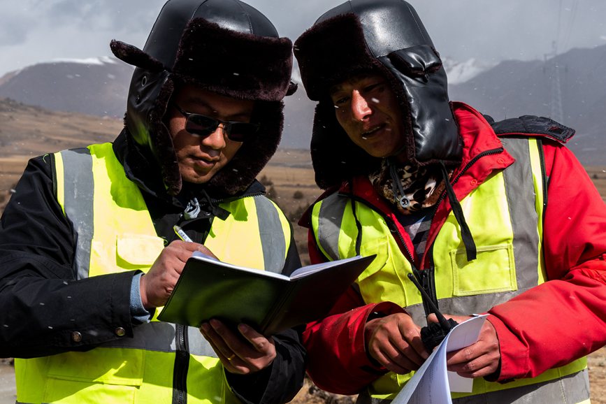 2023年11月30日，西藏自治區(qū)那曲市索縣榮布至丁青縣巴達(dá)35千伏線路工程施工現(xiàn)場(chǎng)人員正在開(kāi)展現(xiàn)場(chǎng)作業(yè)。趙清鵬攝