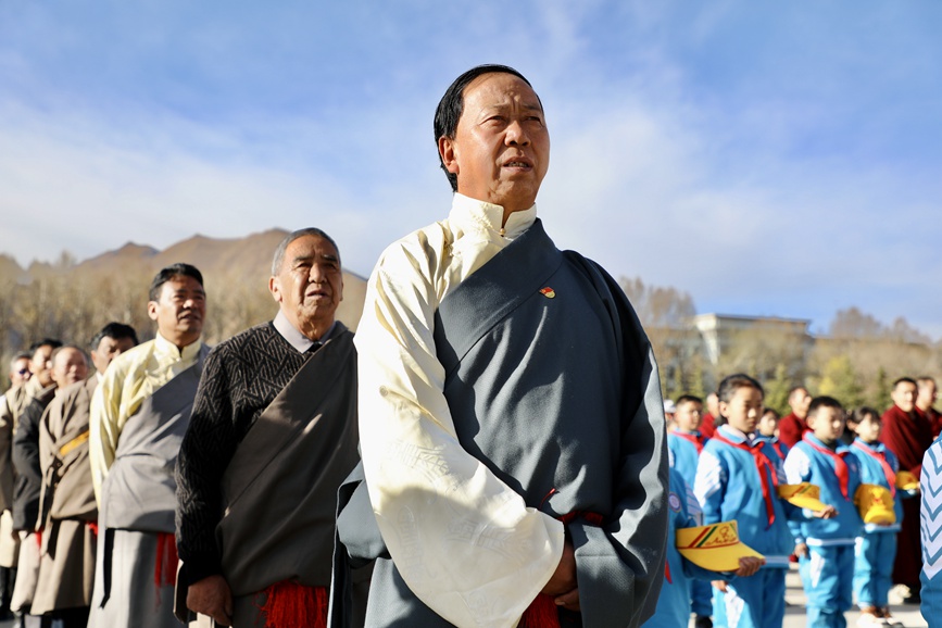 “升國旗、唱國歌”儀式現(xiàn)場。