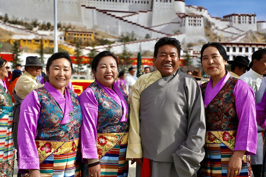 干部群眾身著盛裝在布達(dá)拉宮廣場留影。