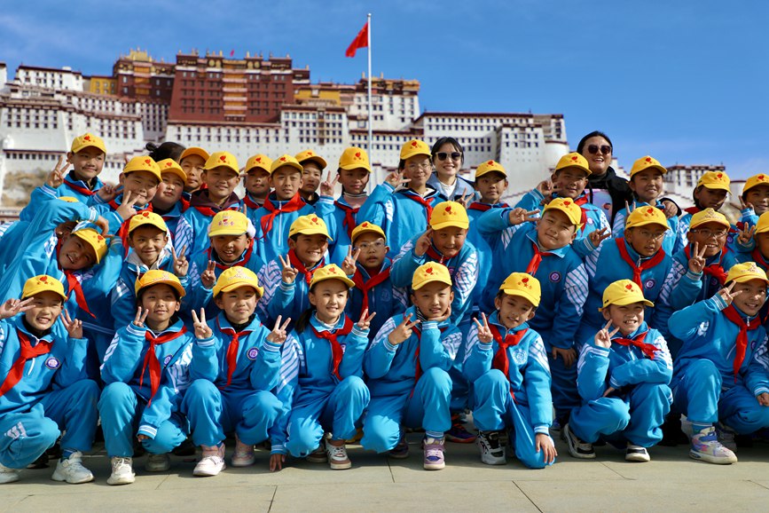 學(xué)生在國旗下留影。