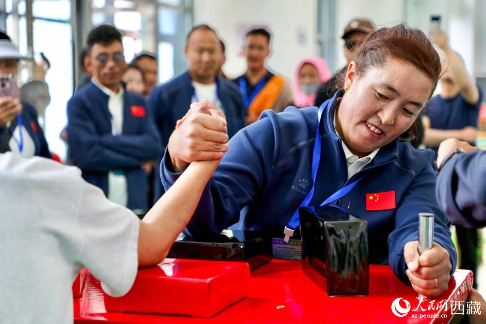 拉薩首屆農(nóng)牧民運動會上的掰手腕比賽現(xiàn)場。