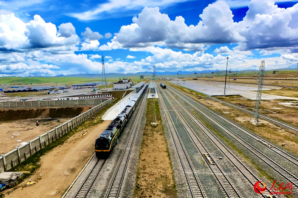 Z166次列車駛向那曲站。人民網(wǎng)記者 趙晨攝