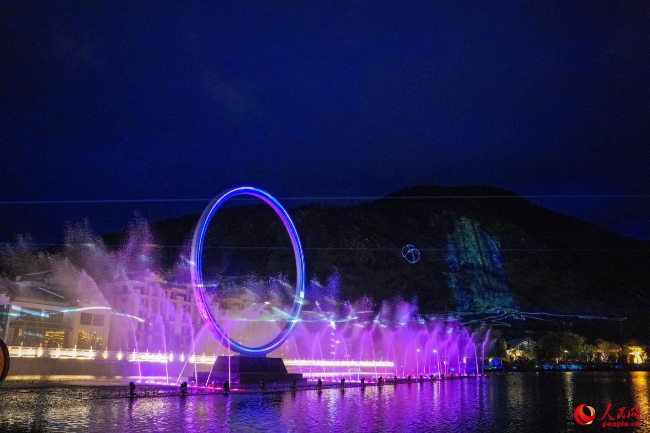 西藏林芝市民族團結(jié)廣場音樂噴泉。人民網(wǎng)記者 趙晨攝