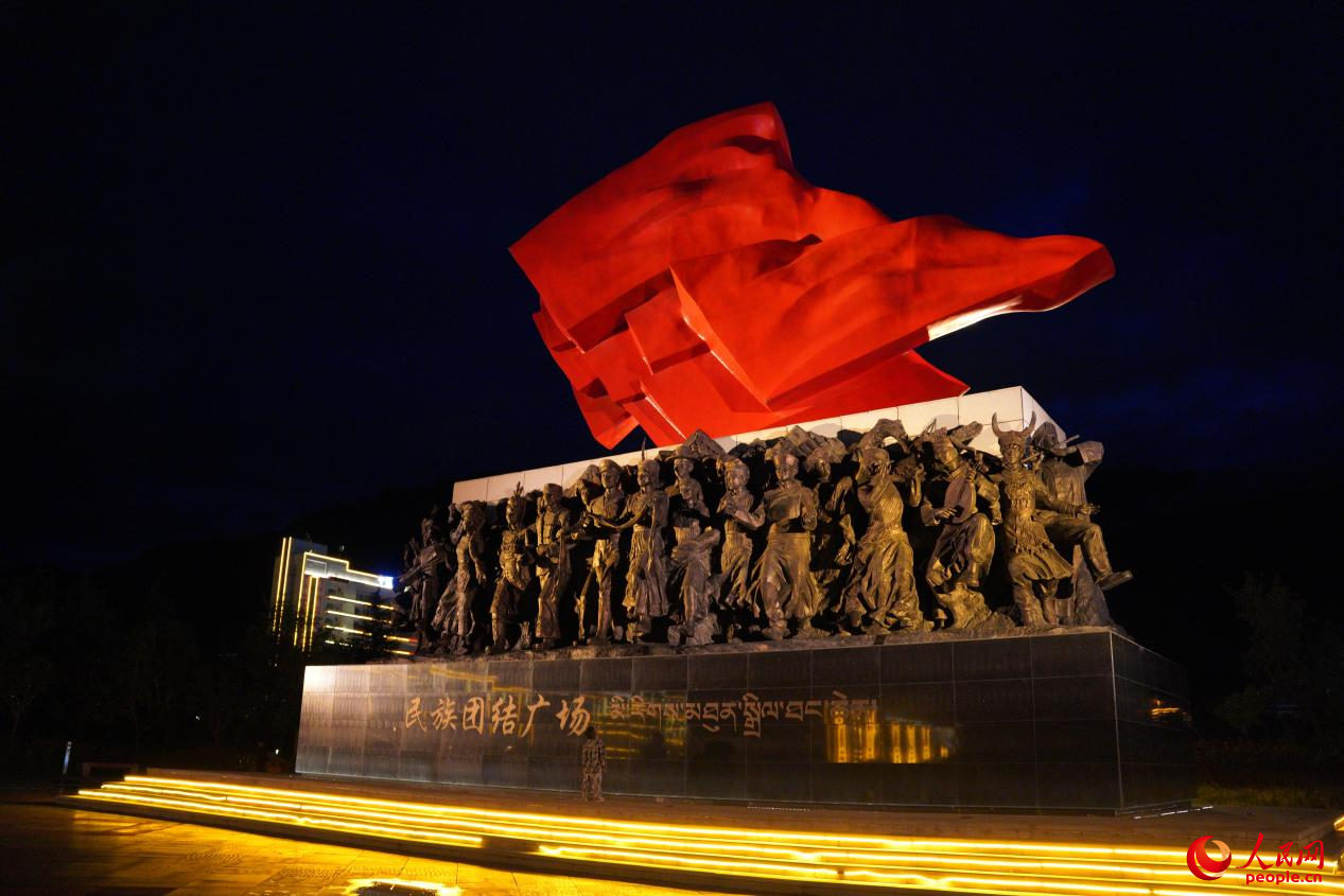 西藏林芝市民族團結(jié)廣場上的標志性雕塑。人民網(wǎng)記者 趙晨攝