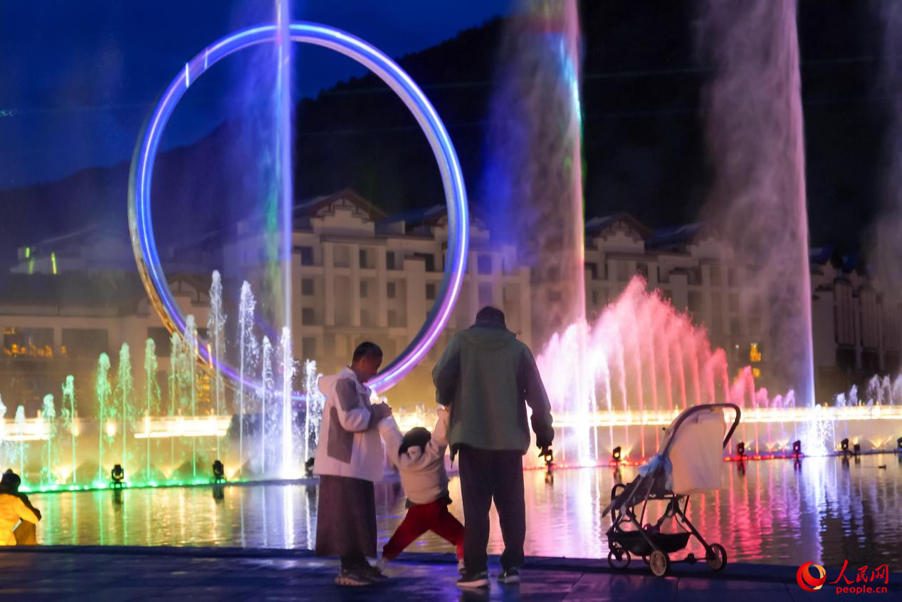 居民在西藏林芝市民族團結(jié)廣場上玩耍。人民網(wǎng)記者 趙晨攝