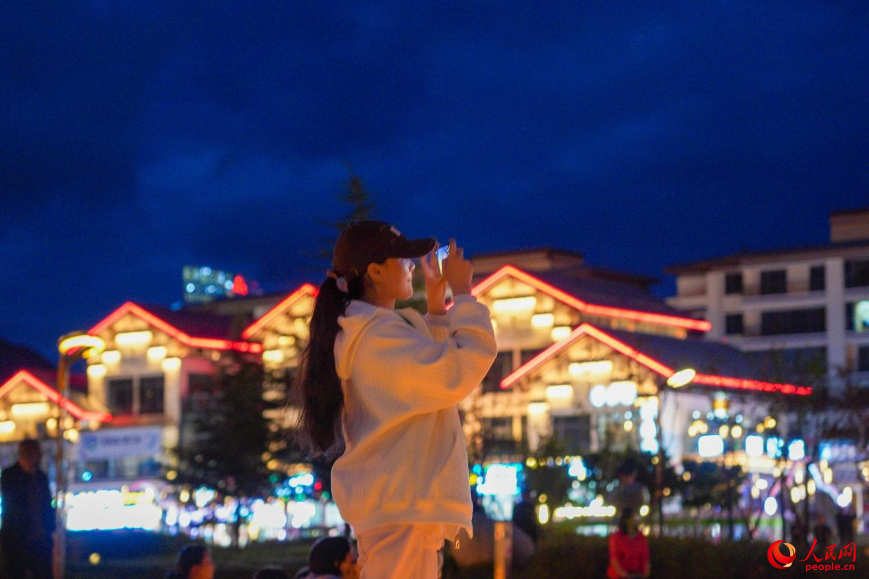 居民在西藏林芝市民族團結(jié)廣場上拍照。人民網(wǎng)記者 趙晨攝