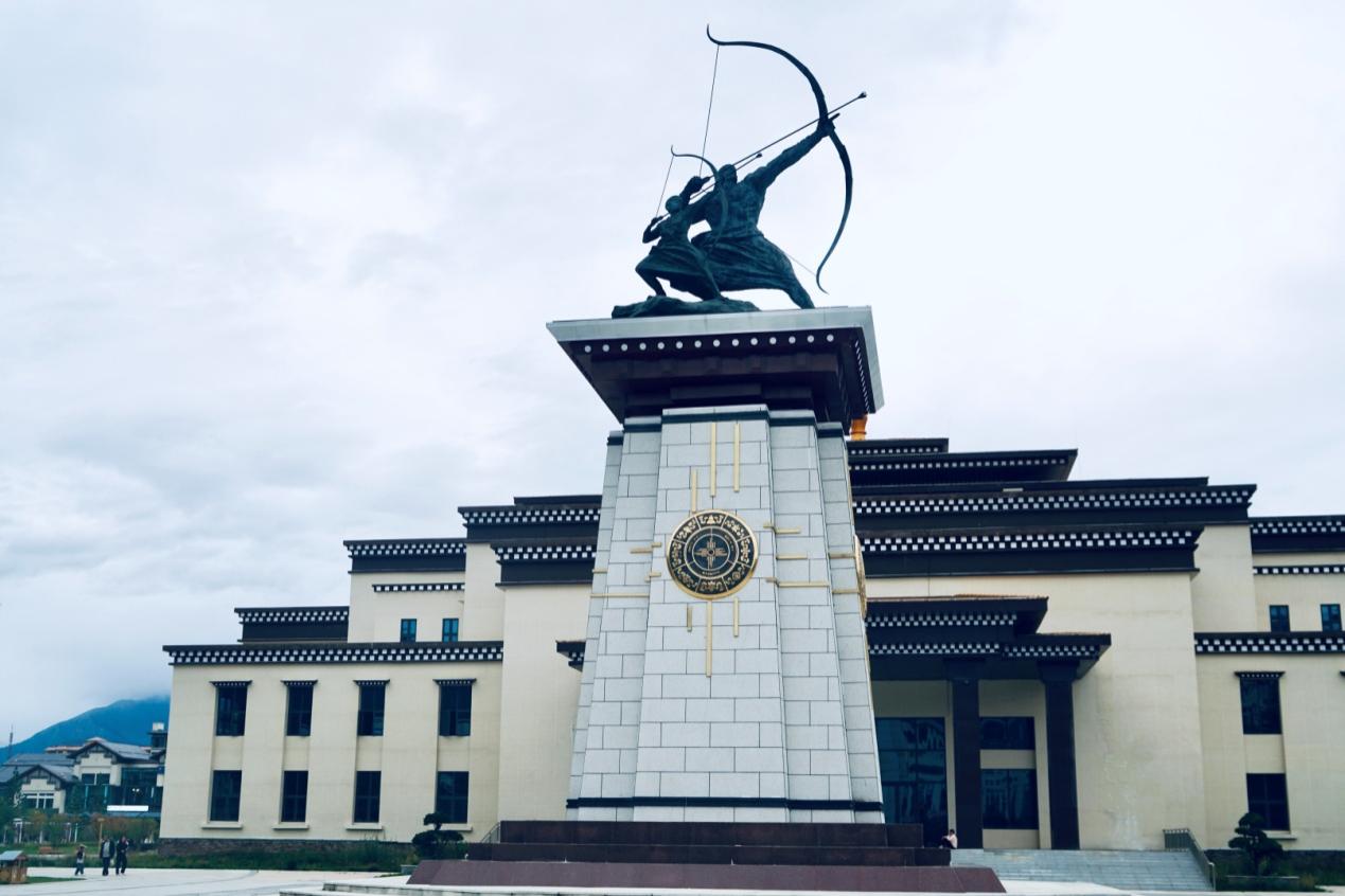 工布公園里的城市地標(biāo)雕塑——畢秀之子。人民網(wǎng)記者 益西康珠攝