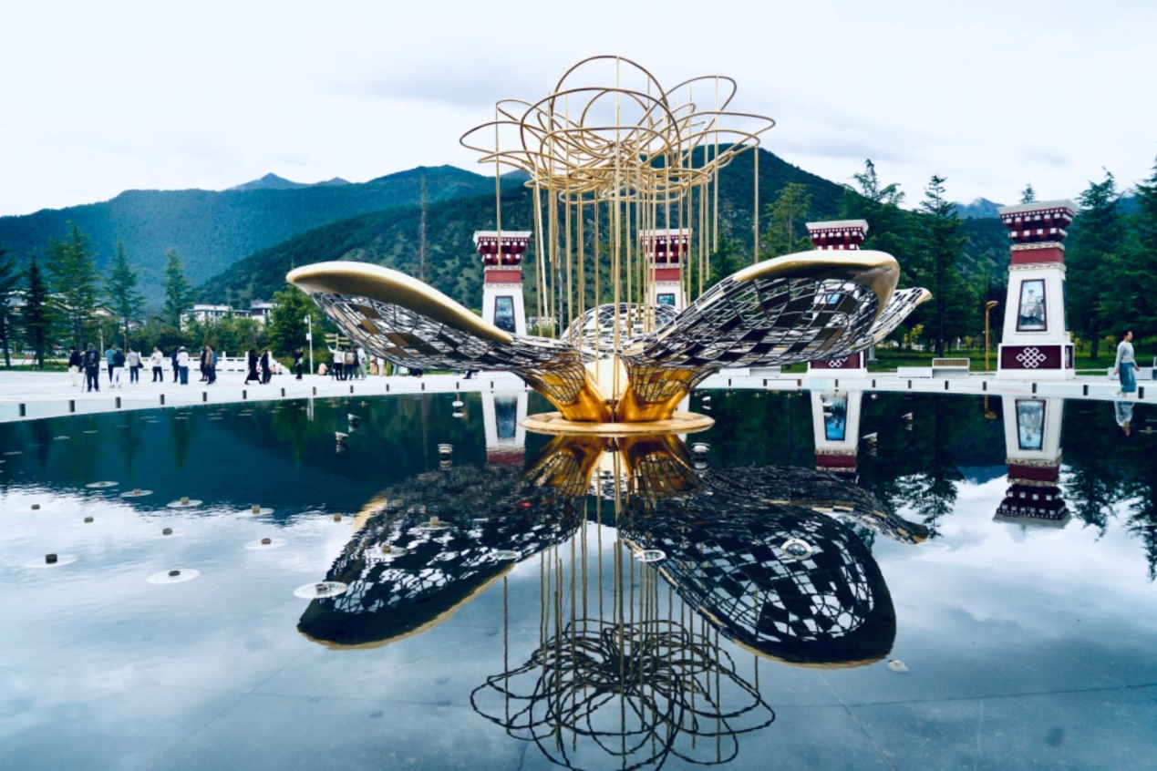 工布公園里的桃花主題雕塑——萬樹桃花。人民網(wǎng)記者 益西康珠攝