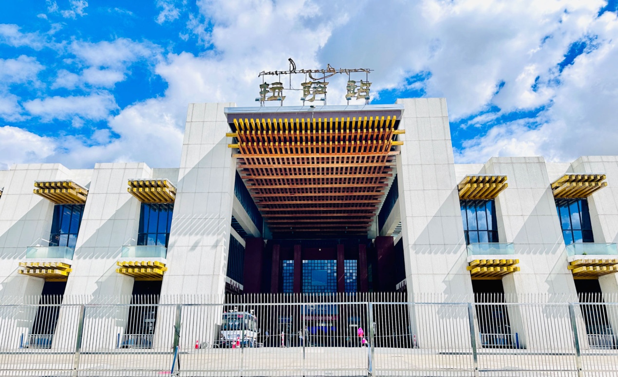 拉薩火車站。人民網(wǎng)記者 益西康珠攝