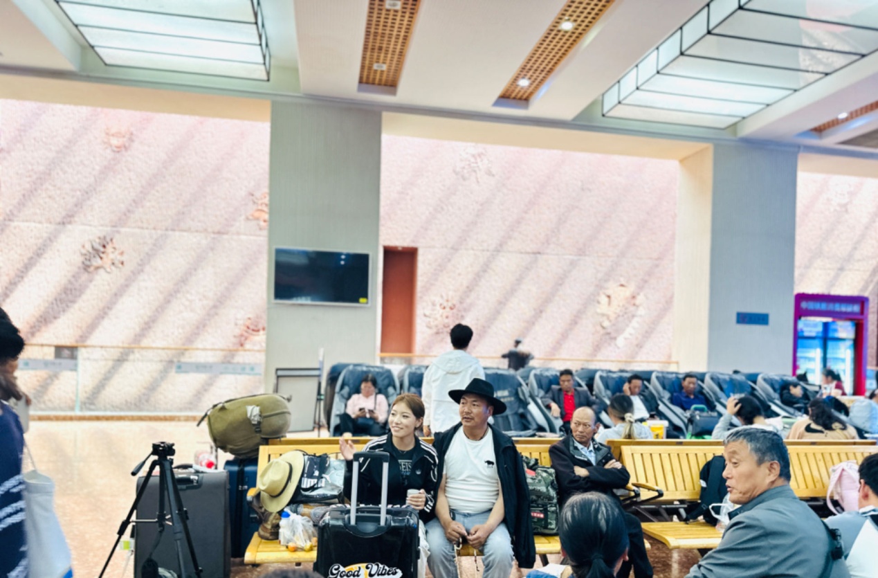 在拉薩火車站候車廳等候列車的乘客。人民網(wǎng)記者 益西康珠攝