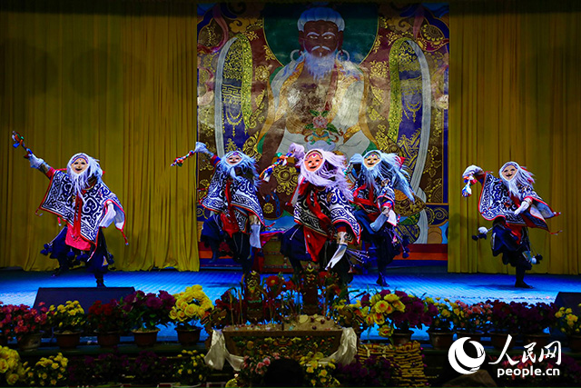 扎西曲登社區(qū)藏戲表演。人民網(wǎng)記者 次仁羅布攝