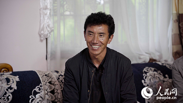 嘎拉村村民達(dá)瓦堅(jiān)參聊起孩子們滿臉自豪。人民網(wǎng)記者 趙晨攝