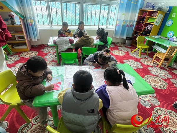 拉多村一所現(xiàn)代化幼兒園小班孩子們正在繪畫。張敏穎 攝