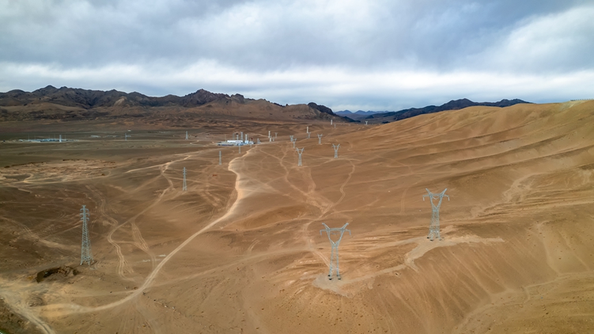 阿里地區(qū)首套電網(wǎng)側(cè)帶超容構(gòu)網(wǎng)型SVG工程全景。趙清鵬攝