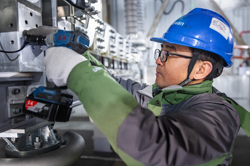 阿里地區(qū)首套電網(wǎng)側(cè)帶超容構(gòu)網(wǎng)型SVG工程現(xiàn)場工作人員正在進(jìn)行投運前螺栓緊固工作。趙清鵬攝