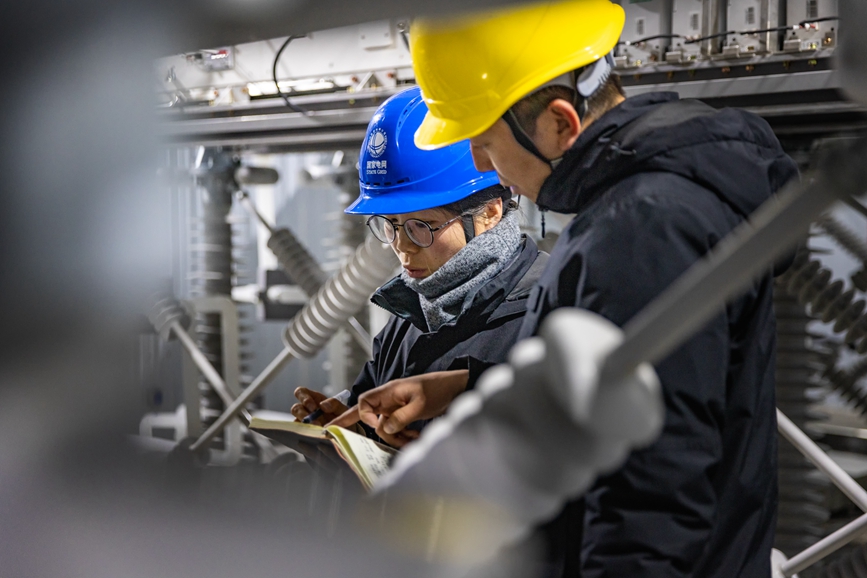 阿里地區(qū)首套電網(wǎng)側(cè)帶超容構(gòu)網(wǎng)型SVG工程現(xiàn)場工作人員正在進(jìn)行投運前設(shè)備位置檢查。趙清鵬攝