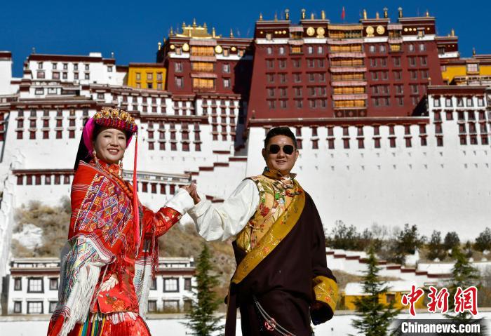 冬游西藏新風(fēng)尚:藏裝拍照、寄明信片成熱門
