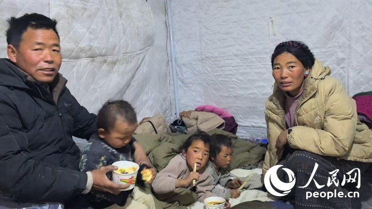 森嘎村村民扎西一家五口。人民網(wǎng)記者 吳雨仁攝