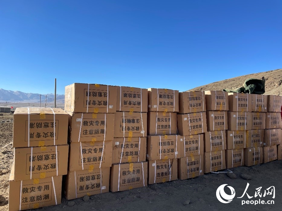 救災(zāi)物資抵達(dá)長所鄉(xiāng)古榮村。人民網(wǎng)記者 郝潔攝