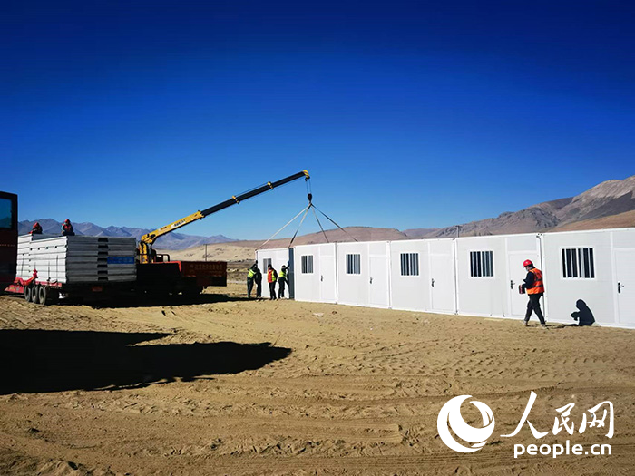 1月9日，在日喀則市定日縣長(zhǎng)所鄉(xiāng)森嘎村安置點(diǎn)，工作人員抓緊搭建移動(dòng)板房，確保受災(zāi)群眾溫暖過冬。人民網(wǎng)記者 吳雨仁攝