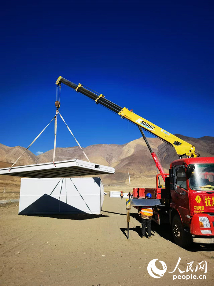 1月9日，日喀則市定日縣長(zhǎng)所鄉(xiāng)森嘎村安置點(diǎn)正在吊裝板房。人民網(wǎng)記者 吳雨仁攝