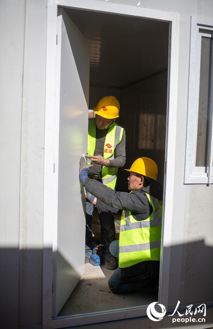 1月9日，在日喀則市定日縣長(zhǎng)所鄉(xiāng)古榮村安置點(diǎn)，施工人員正在抓緊搭建移動(dòng)板房，確保受災(zāi)群眾溫暖過冬。人民網(wǎng)記者 翁奇羽攝