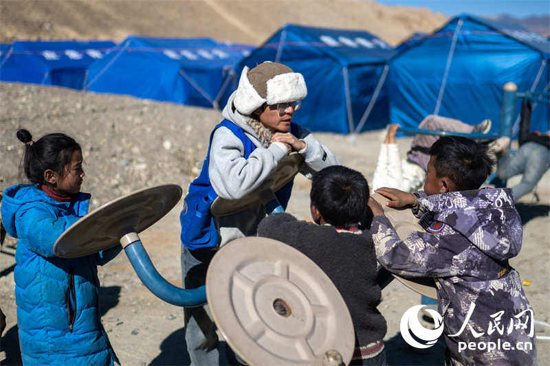 西藏星光社會(huì)工作服務(wù)中心社工久米旦增通過聊天談心，對(duì)孩子們進(jìn)行災(zāi)后心理疏導(dǎo)。人民網(wǎng)記者 翁奇羽攝