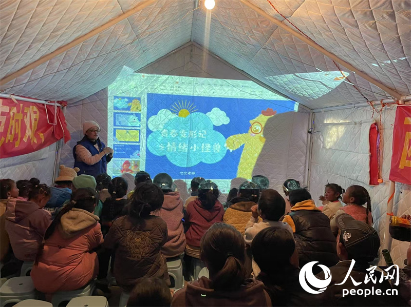 社工次旦拉姆以“青春變形記之情緒小怪獸”為主題給塘仁村孩子們講課。人民網(wǎng)記者 郝潔攝