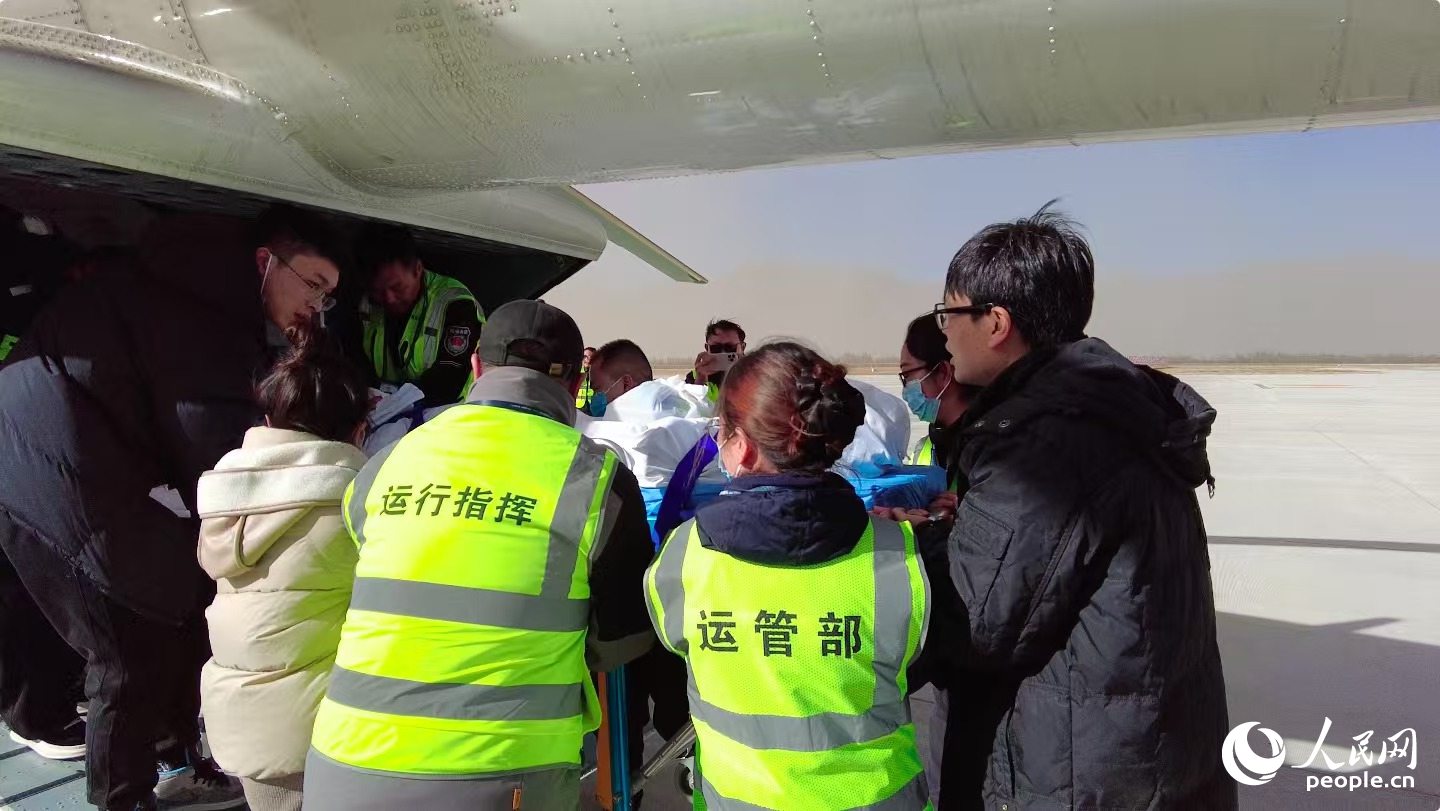 多方工作人員將受傷女童安全轉(zhuǎn)移。周航攝