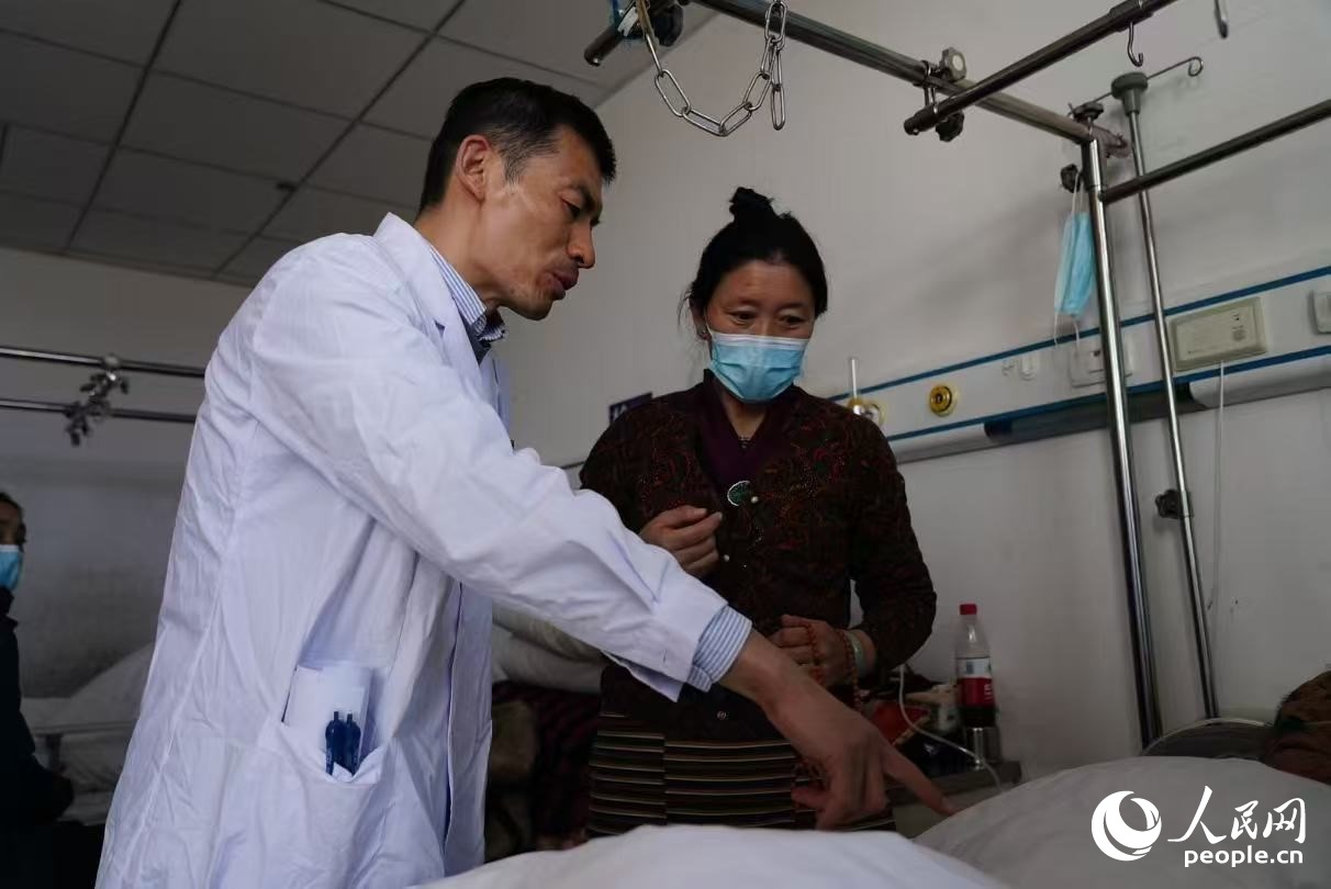 醫(yī)生在巡查。人民日報記者 徐馭堯攝