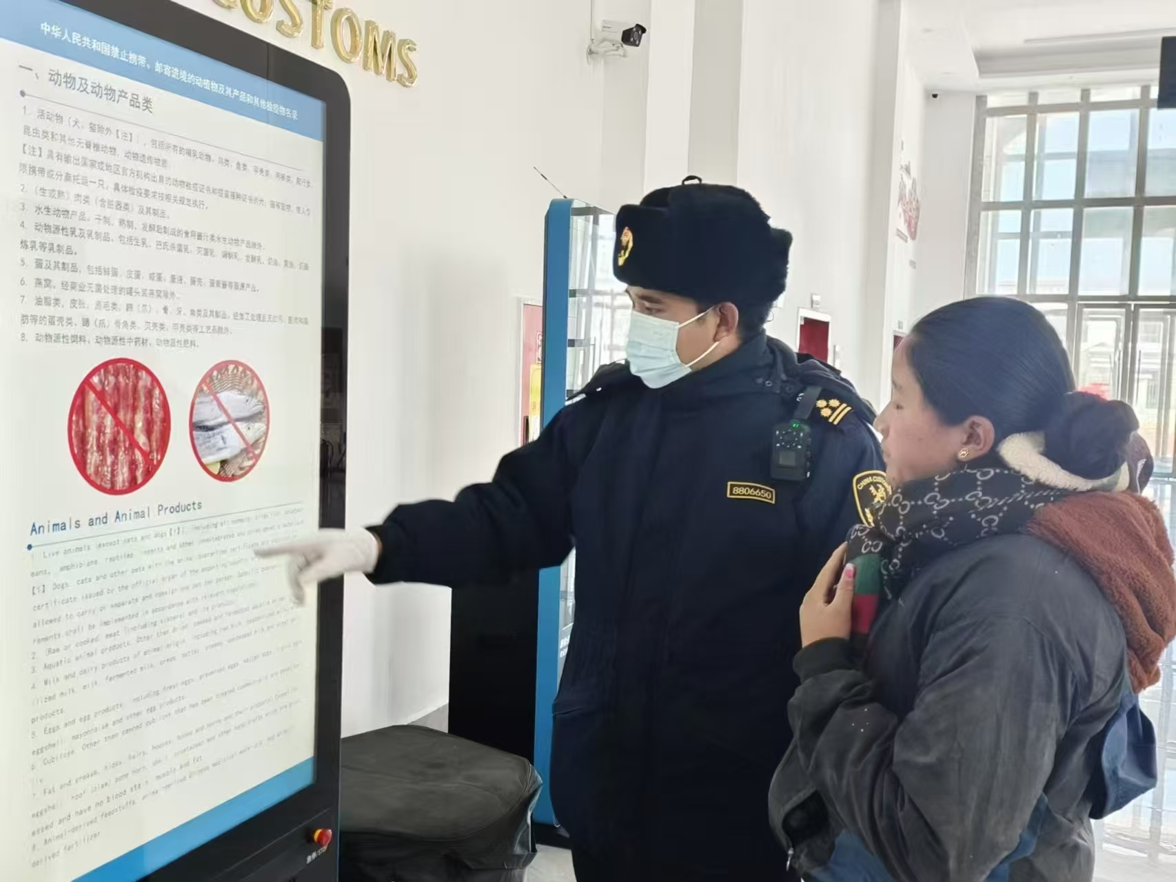 海關關員對入境邊民進行禁止攜帶、郵寄進境動植物及其產(chǎn)品解讀。次旺久美攝