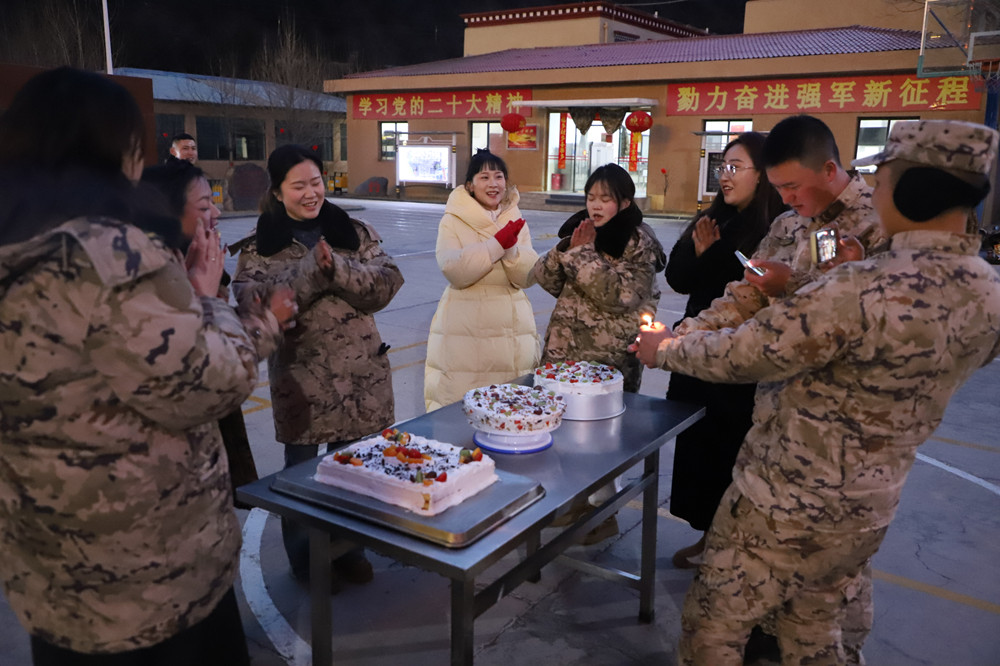 支隊為來隊家屬過集體生日。霍尹航攝