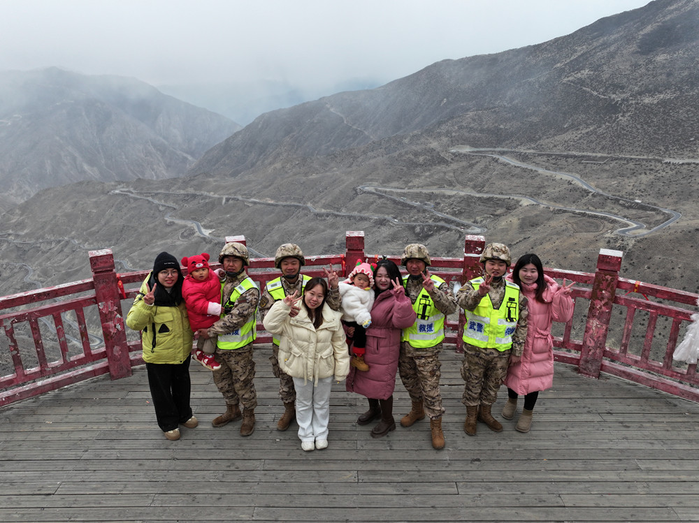 支隊組織家屬隨隊養(yǎng)護(hù)體驗丈夫工作。何眾攝