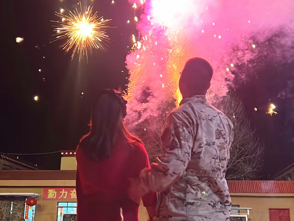 來隊家屬的溫馨瞬間。霍尹航攝