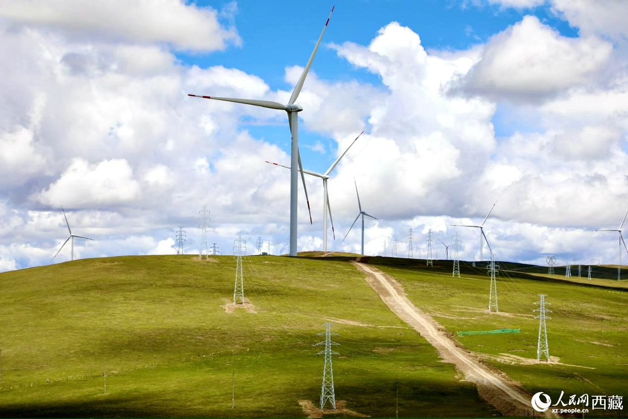 西藏那曲市色尼區(qū)的歐瑪亭嘎風(fēng)電場(chǎng)。