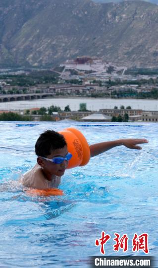 拉薩市民戲水享清涼