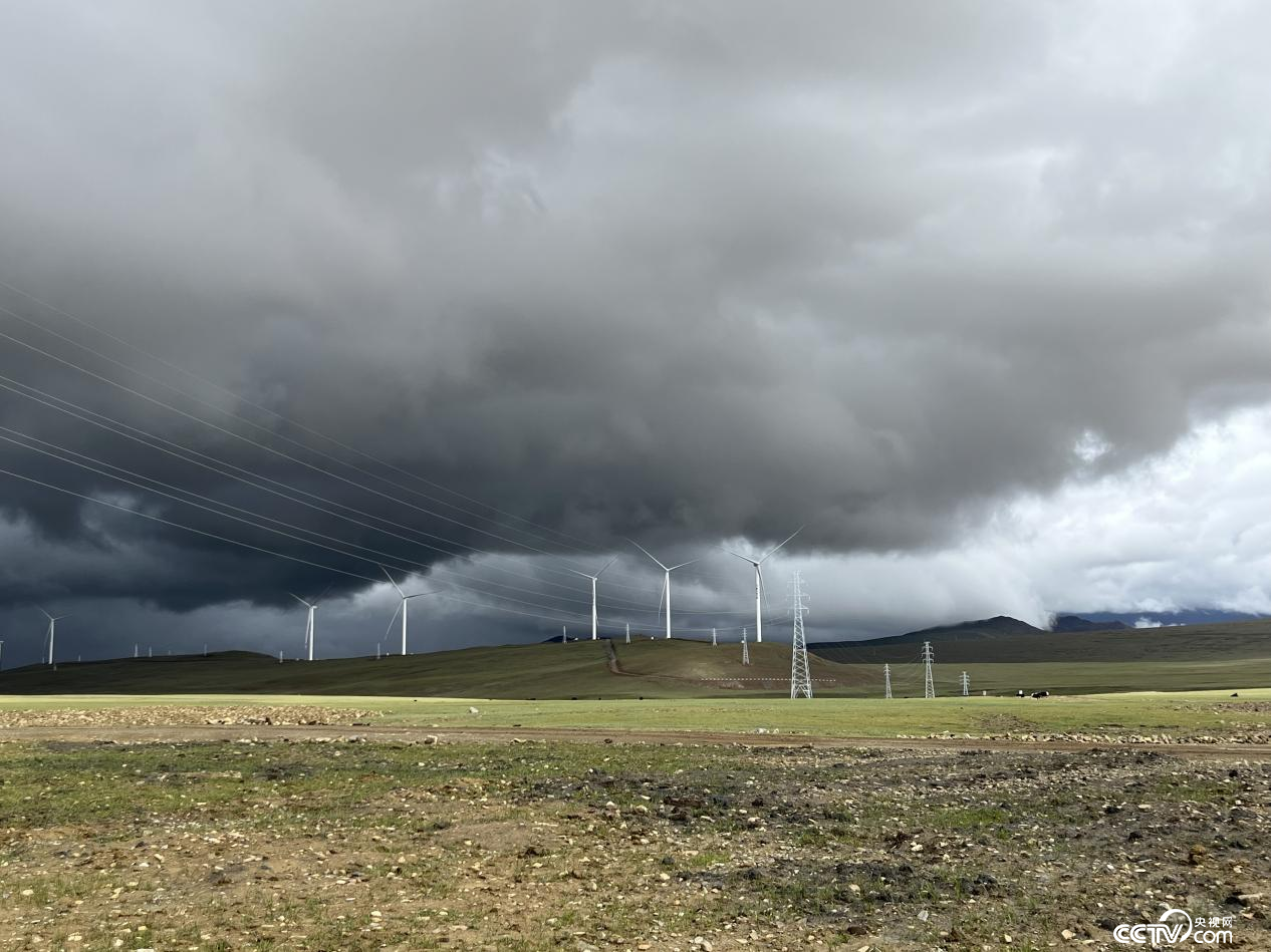 哲古草原上的風(fēng)力發(fā)電機組（攝影 李婷婷）